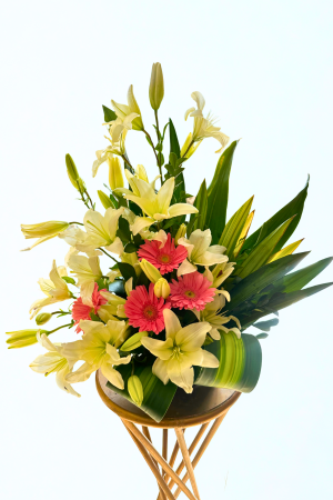 🤍🌸 White Lilies & Pink Gerbera Arrangement – Elegant & Cheerful Floral Display